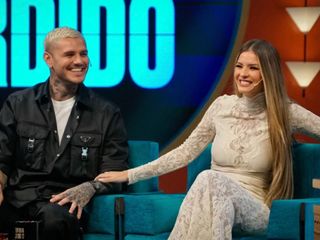 Mario Icardi, sunucuya Galatasaray forması hediye etti