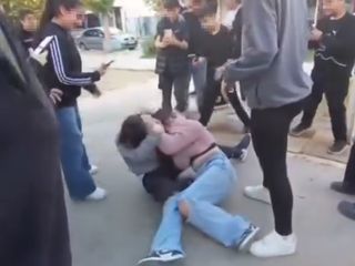 İzmir'de öğrenciler birbirine girdi: Arkadaşları ayırmak yerine kayda aldı