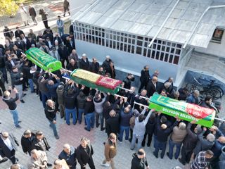 İstanbul'da zehirlenerek ölen anne ve 2 çocuğu toprağa verildi