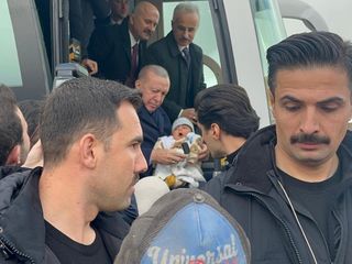 Cumhurbaşkanı Erdoğan, bebeği görünce konvoyu durdurdu