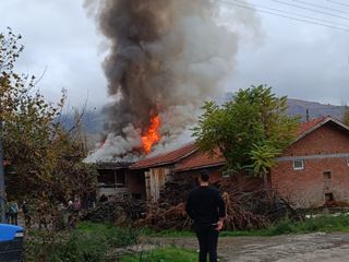 Amasya'da tek katlı ev alevlere teslim oldu