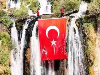 Muradiye Şelalesi'ne JAK Timi'nden Türk bayrağı