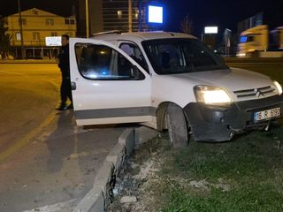 Bursa'da araçla polisten kaçan çocuk kaza yapınca yakalandı