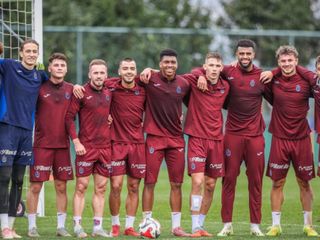 Edin Visca, genç oyunculara rehberlik ediyor