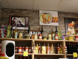 Eskişehir'de karşılıklı turşu dükkanı işleten çiftin hikayesi akıllara 'Neşeli Günler'i getirdi