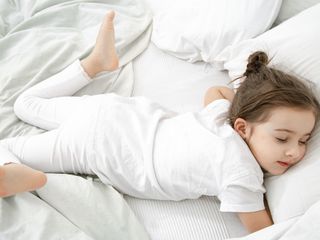 Çocukların uyku sırasında battaniyeyi örtmemesinin asıl sebebi