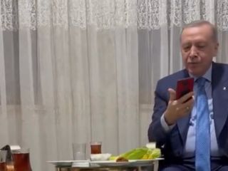Cumhurbaşkanı Erdoğan, evlerini teslim alan depremzede ailenin kızıyla görüştü