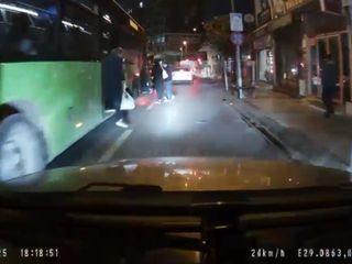 Denizli'de halk otobüsü durak yerine orta şeritte yolcu indirince kazanın ucundan dönüldü