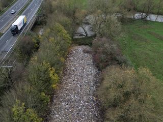 İngiltere'de nehir kıyısında devasa kaçak atık yığını