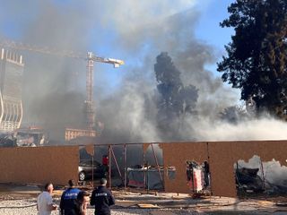 İzmir'de şantiye yangını: Kara dumanlar gökyüzünü kapladı