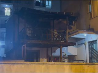 İstanbul'da 2 katlı evin çatısı alev alev yandı