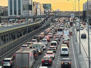İstanbul'da ara tatilin ardından ikinci iş gününde trafik yoğunluğu yaşanıyor