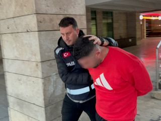 Samsun'da alkol kontrolüne direnip polise çarparak kaçtı