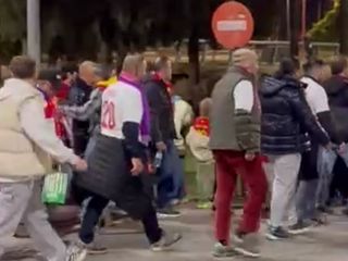 Türk taraftarlar, İspanya'da millileri destekledi