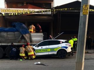 Manisa'da feci kazada ağır yaralanan kadın polis şehit oldu