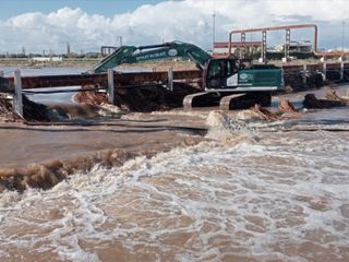 Çanakkale'de kuvvetli yağış nedeniyle debisi yükselen Tuzla Çayı taştı