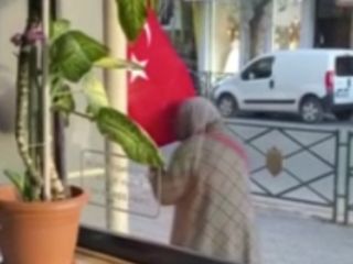 Eskişehir'de Türk bayrağını defalarca öpüp başının üstüne koydu