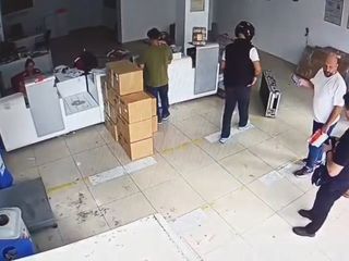 İstanbul'da kendini kargo çalışanı olarak tanıtıp kod istedi: Şubeden paket çalarken yakalandı