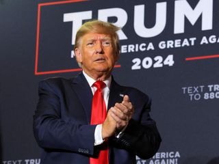 Donald Trump: Venezuela ve çevresindeki hava sahasının kapatılmış olduğunu dikkate alın