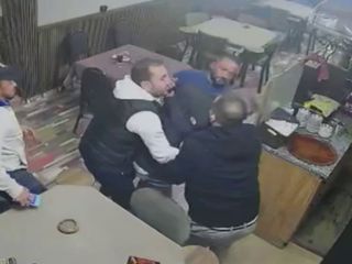 Sakarya'da boğulma tehlikesi geçiren adamı kahvehanedekiler kurtardı