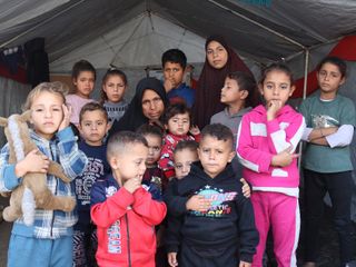 Gazze'de 5 oğlunu kaybeden kadın, 36 torununa bakıyor