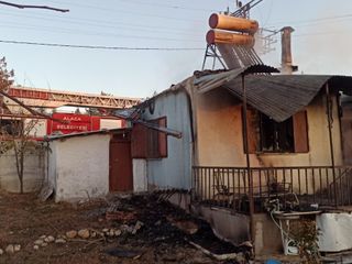 Çorum'da yangına teslim olan ev kullanılamaz hale geldi