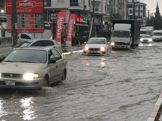 Antalya'da şiddetli yağışlar sonrası yollar göle döndü