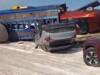 Şanlıurfa'da tır devrildi: Milyonluk otomobiller hasar gördü