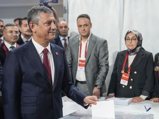 Özgür Özel, kendisinin tek aday olduğu genel başkanlık seçimi için ilk oyu kullandı