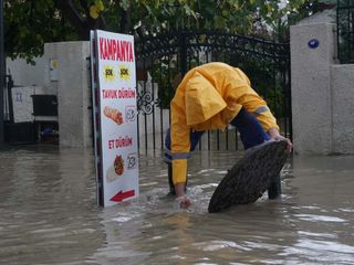 İzmir'den sel manzaraları: Vatandaşlar zor anlar yaşadı