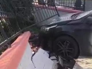 Kocaeli’de park halindeki araç, yokuşta hareket edip bahçe duvarına çarptı