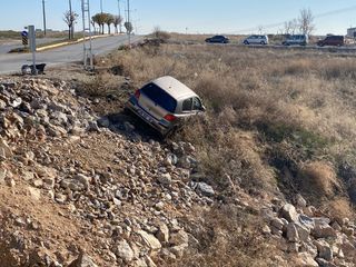 Çorum'da yoldan çıkan otomobil, taşlık alanda asılı kaldı