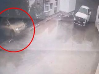 Bursa'da sürücünün ileri yerine geri vitese aldığı araç 7 metreden zemine düştü