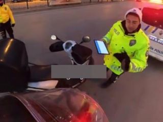 Muş'ta trafik polisi soğuktan elleri titreyen kuryeye eldivenlerini verdi