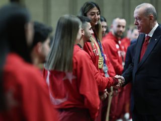 Cumhurbaşkanı Erdoğan, Külliye'de sporcuları kabul etti