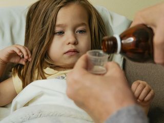 Uzmanlardan uyarı: 4 yaş altı çocuklarda öksürük şurubu risk oluşturuyor