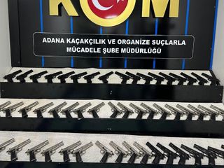 Adana'daki suç örgütlerine silah getiren 2 şüpheli tutuklandı: 53 tabanca ele geçirildi