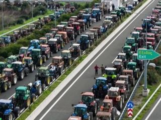 Yunanistan'da yolları kapatan çiftçiler ve polis arasında gerilim