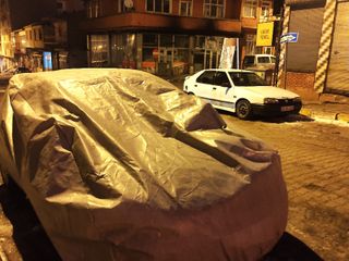 Ardahan'da vatandaşlar dondurucu soğuklar için araçlarını korumaya aldı