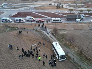Afyonkarahisar'da öğrenci servisi kazaya karıştı