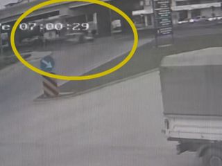 Antalya'da aracın çarptığı yaya, metrelerce savruldu