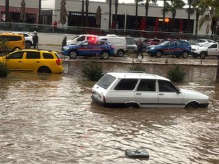 Muğla'da sağanak yağış sokakları göle çevirdi: Araçlar yolda kaldı