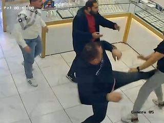 İzmir'de kuyumcuların 'müşteri' kavgası kamerada