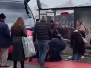 Bursa'da raylarda geçmek isteyen adama tramvay çarptı