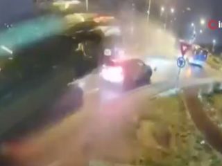 Romanya'da film sahnesi gibi kaza: İki aracın üzerinden uçtu