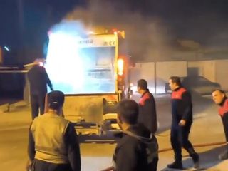 Hatay'da çöp kamyonu alev aldı: İtfaiye söndürdü