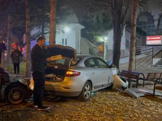 Kayseri'de kaza yapan otomobiller cami bahçesine girdi