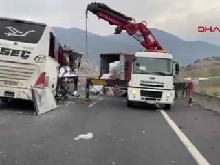 Osmaniye'de yolcu otobüsü tıra çarptı