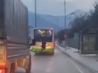 Bursa'da trafikte tehlikeli anlar kamerada