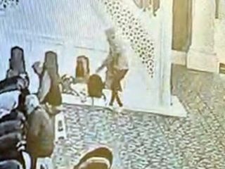 İstanbul'da camide namaz kılanların çantalarını çalan şüpheli kamerada
